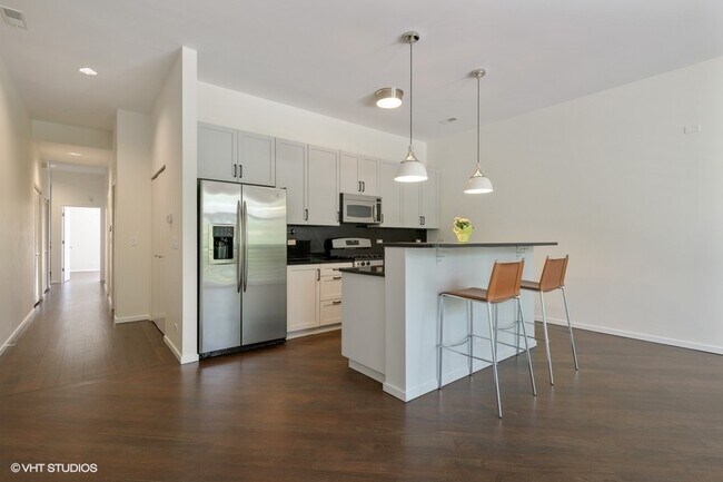 Building Photo - 1872 N Damen Ave