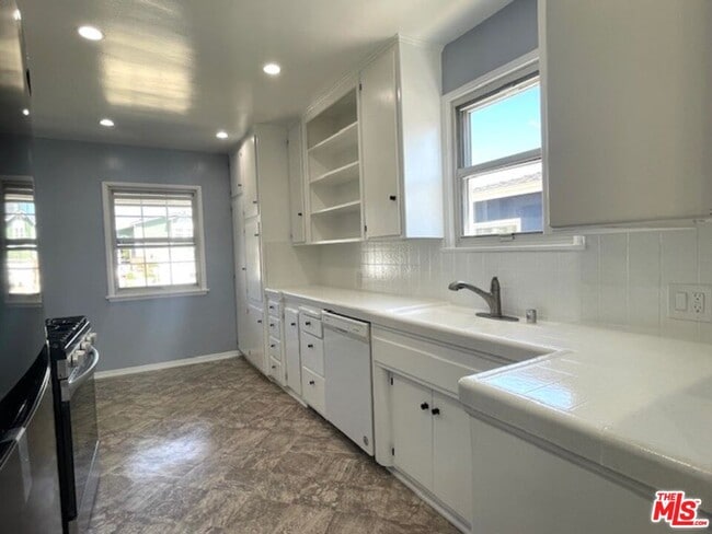 Building Photo - 7330 W 89th St