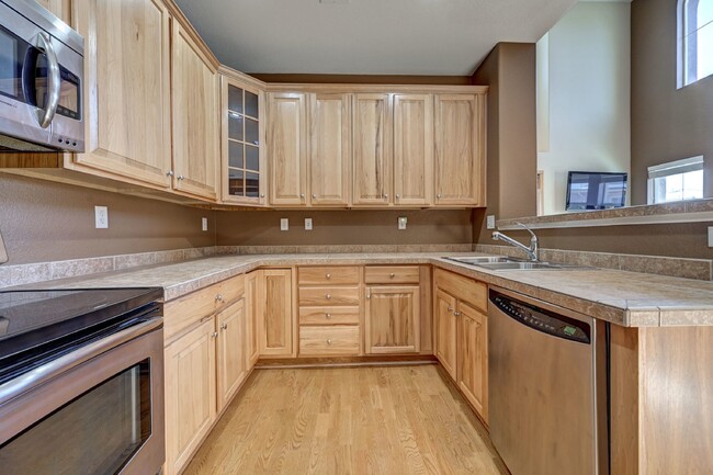 Building Photo - $2,675 - 2 Bed, 2 Bath Updated Condo in Hi...