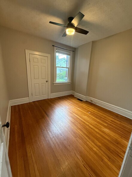 Building Photo - 425 Reinhard Ave
