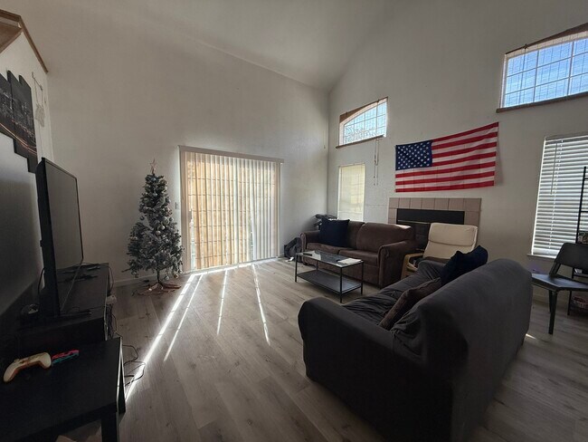 Building Photo - 2802 Sycamore Ln