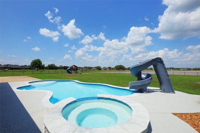 Building Photo - 527 Lily Ln