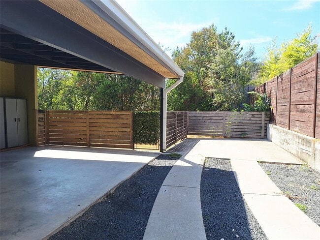 Building Photo - 607 Peacock Ln