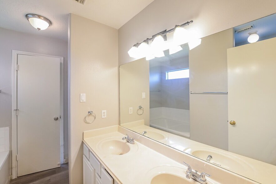 Building Photo - 8530 Wild Basin Dr