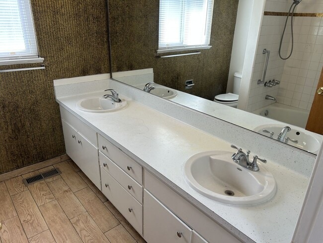 Building Photo - Wonderful 3 Bedroom, 2 Bath Home