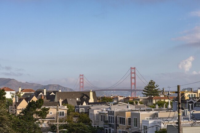 Building Photo - Charming Seacliff Top Floor Condo Unit with views of Golden Gate Bridge!