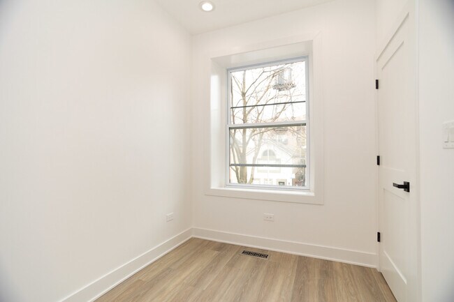 Building Photo - 1723 W Pierce Ave