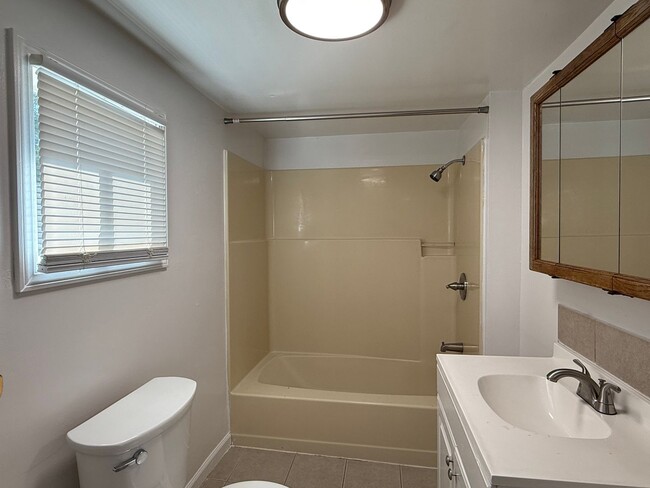 Building Photo - 1 Bed 1 Bath home with fenced yard and a s...