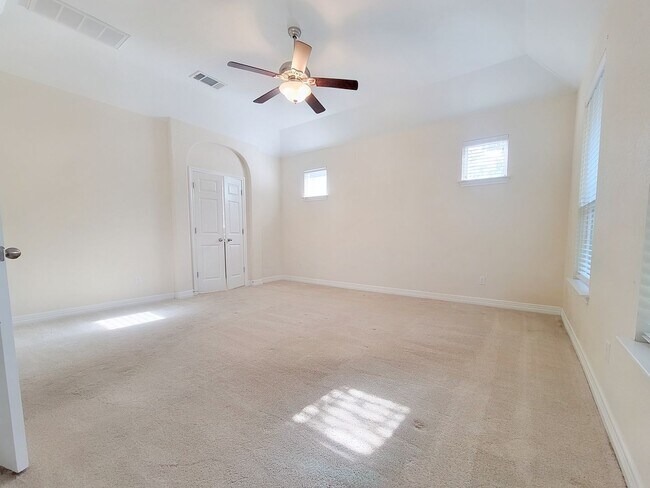 Building Photo - Large 3 Bedroom, 2.5 Bathroom Home – Fully Equipped Kitchen & Washer/Dryer Hookups