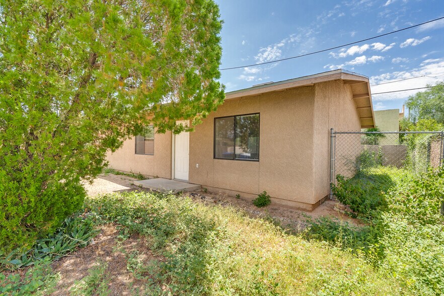 Side angle of the front entrance with fenced yard that wraps around the house - 3138 E Adams St