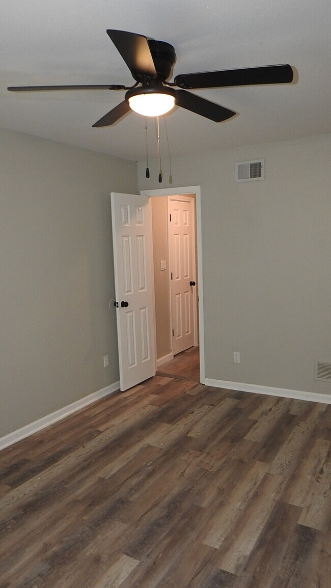 Building Photo - Incredibly spacious 4 bedrooms and 2 baths top-floor duplex located on Elmwood Ave in Kansas City...