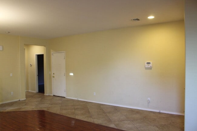 Building Photo - Large 4 bedroom home in Power Ranch