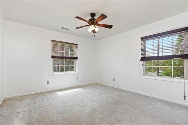 Building Photo - 940 Adam Dr