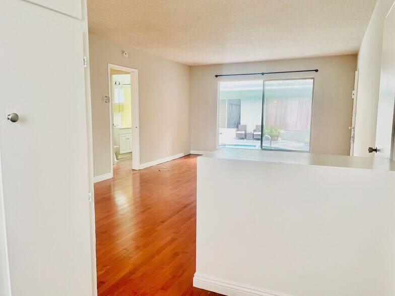 Building Photo - 941 N San Vicente Blvd