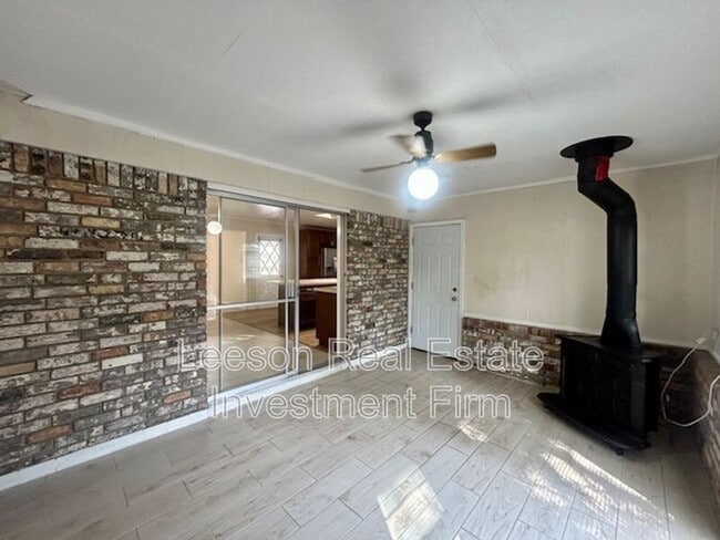 Building Photo - 2320 Melrose Ave