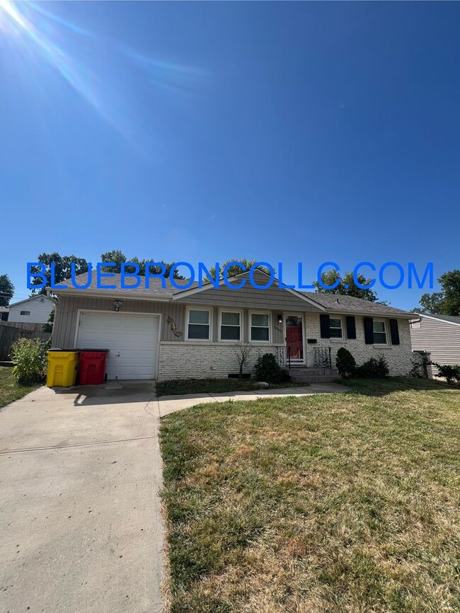 Primary Photo - Beautiful house with nice hardwood floors ...