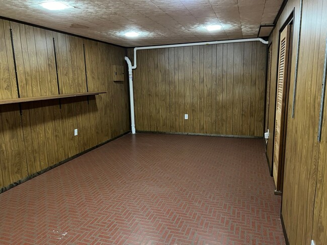 Building Photo - Spacious Home Close to Everything!