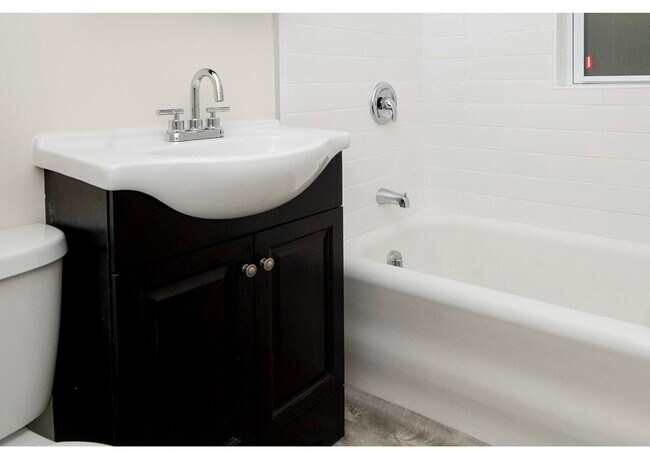 Building Photo - 1132 Maple Ave