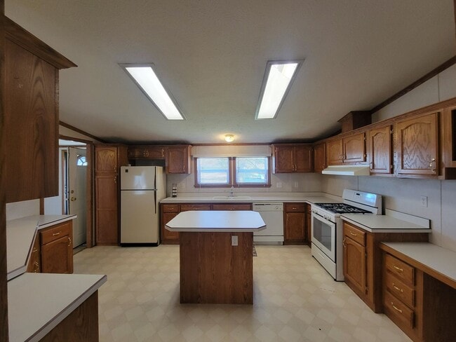 Building Photo - Large 3 bedroom in Oakwood