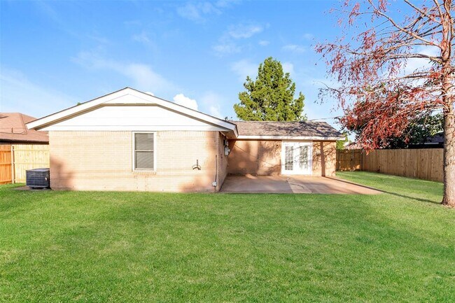 Building Photo - 8917 S Hillcrest Dr
