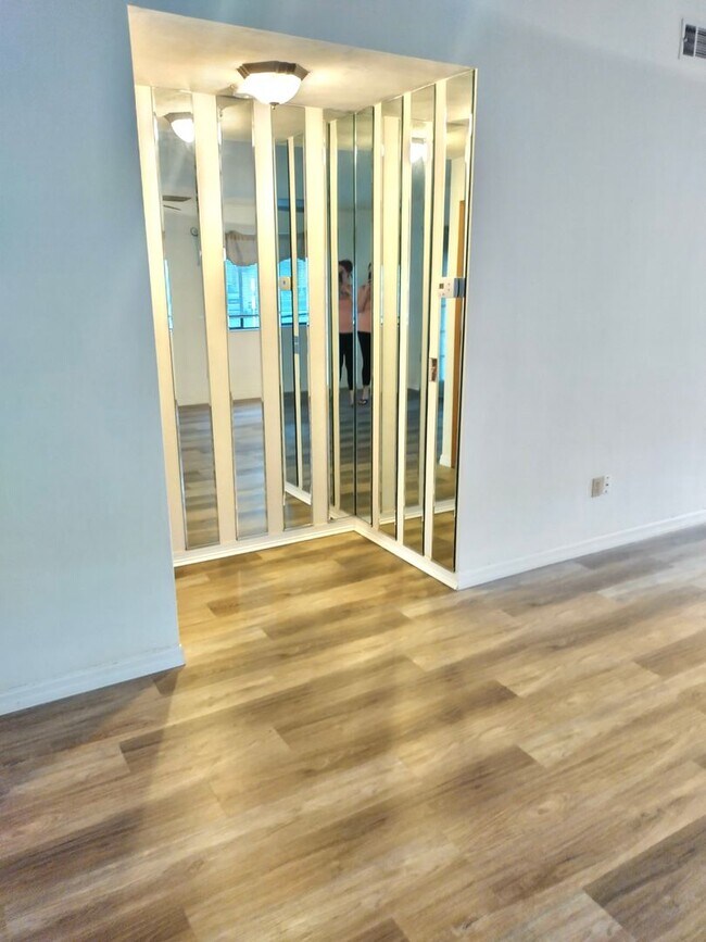 Building Photo - Port Orange 2 bedroom, 2 bathroom, pool and tennis courts