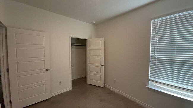 Building Photo - 616 Pacific Crest Trl