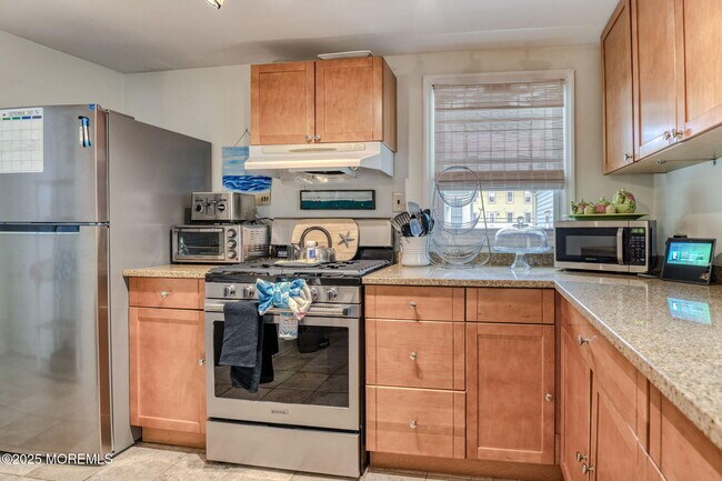 Building Photo - 19 Webb Ave