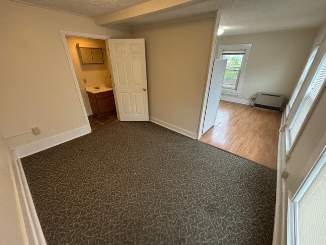 Building Photo - Cozy & Affordable 1BR Apartment with Heat Included – Convenient Sanford Location!