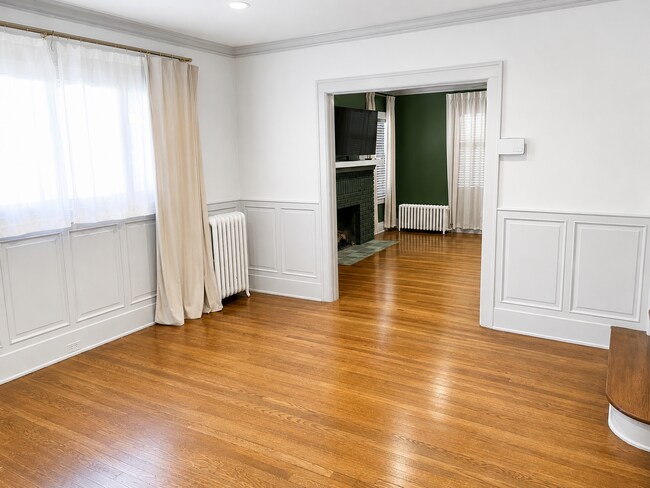 Building Photo - Available Stunning 5-Bedroom, 3-Bath Townhome with High-End Finishes