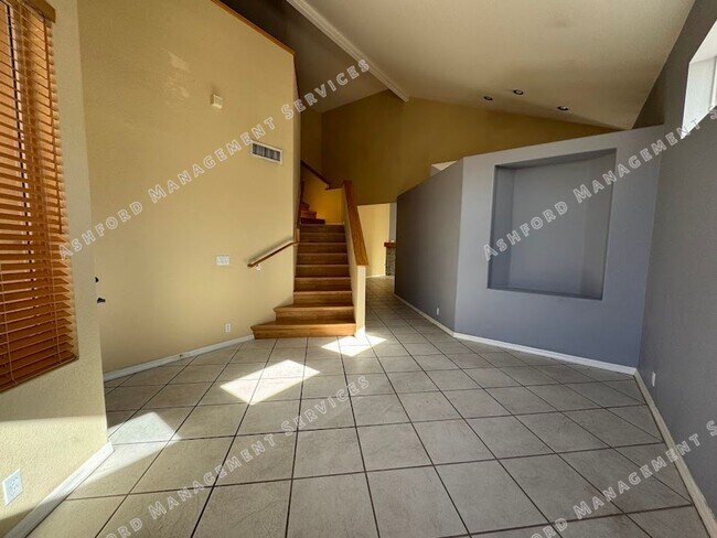 Building Photo - HALF OFF FIRST MONTH'S RENT! 4 BEDROOM 2.5 BATHROOM HOME