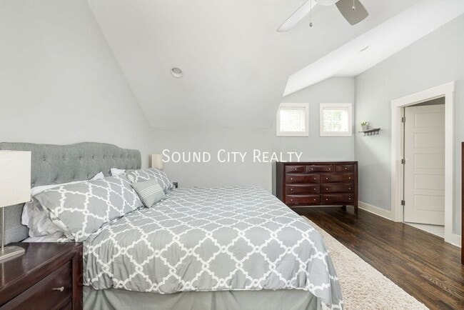 Building Photo - 606B Eastboro Dr