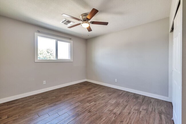 Building Photo - Tempe 6-Bedroom Home Featuring Large Turf Yard & Ideal Location