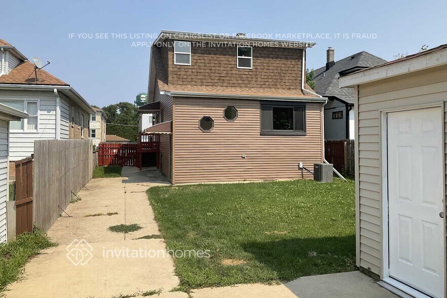 Building Photo - 2418 N 75th Ct