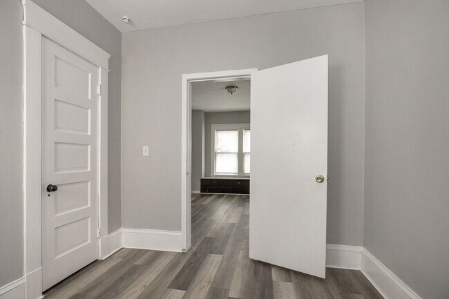 Building Photo - 3910 Carlyle Ave