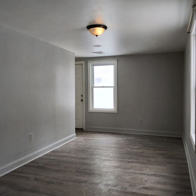 Building Photo - 1808 Pleasant St