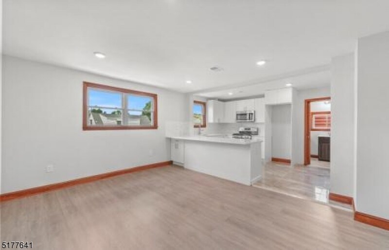 Building Photo - 532 Piaget Ave