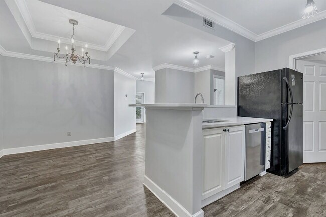 Building Photo - 2-Bed, 2-Bath Condo in the Heart of Green ...