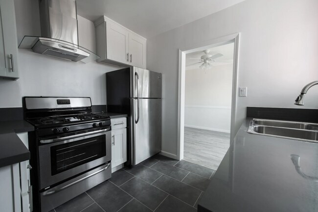 Building Photo - Completely Remodeled 2 Bed 1 Bath in the h...