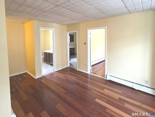 Building Photo - 32 Wilson St