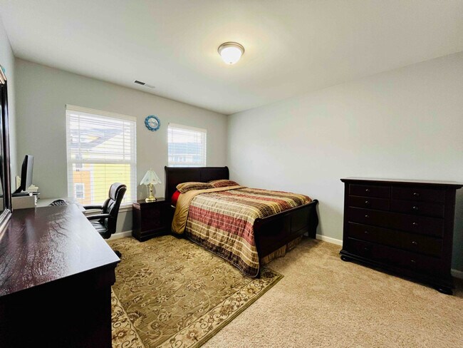 Building Photo - 876 Queen City Cres