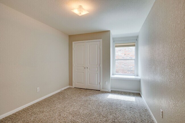 Building Photo - Great location. 4 bedrooms plus an office!