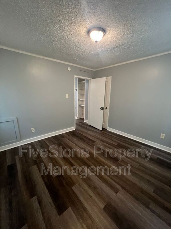 Building Photo - 1300 Robin Hood Ln