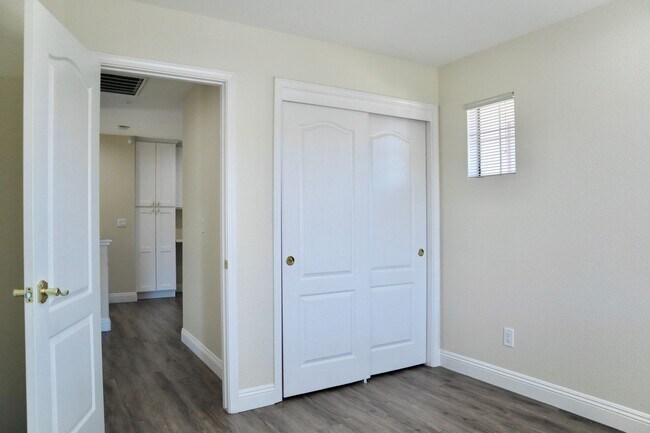 Building Photo - Luxurious 3-bedroom home - beautiful, must...