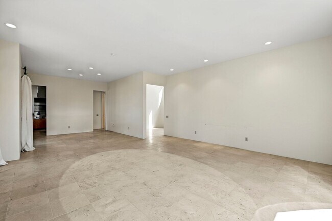 Building Photo - Gorgeous 3 Bed/3 Ba Home Tucked Away in th...