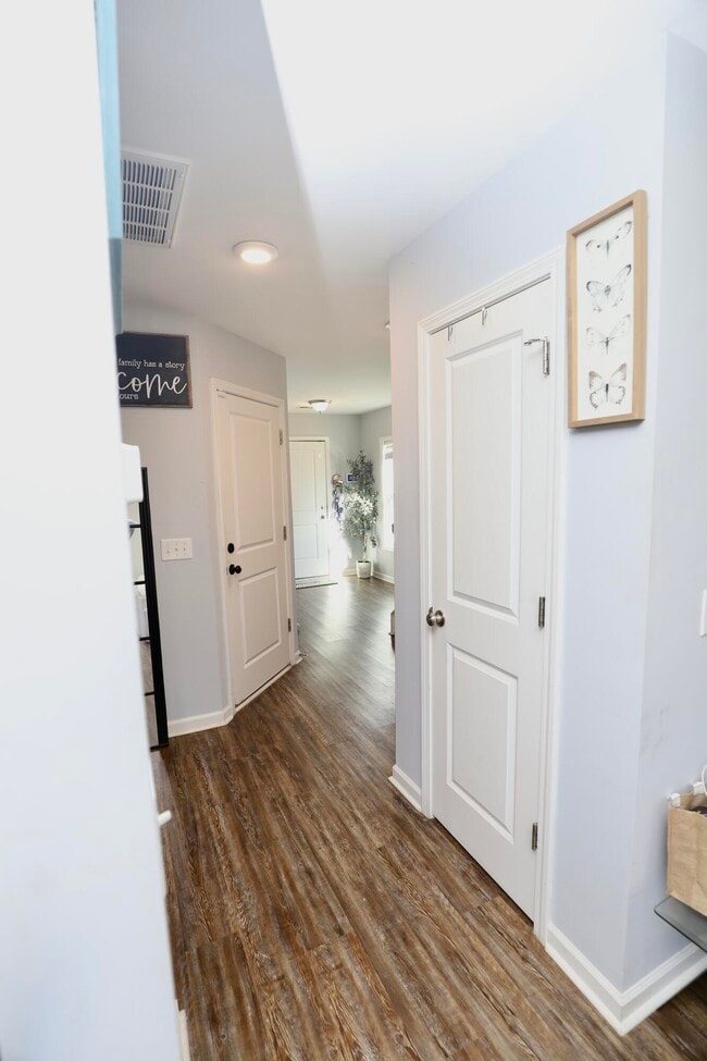 Building Photo - 1009 Providence Plantation Dr