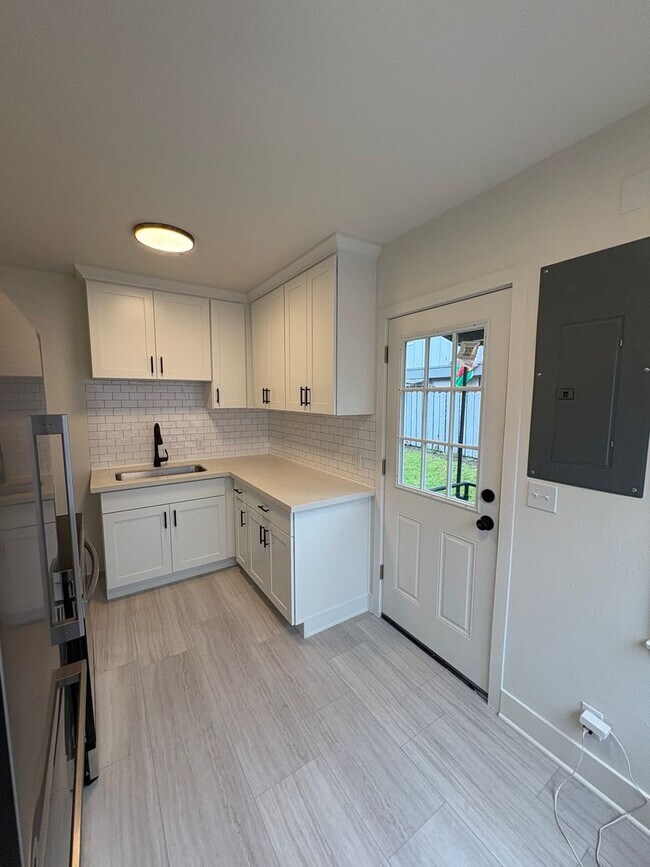 Building Photo - Ballard Beauty, 2 bed 2 bath Remodel with two entrances.