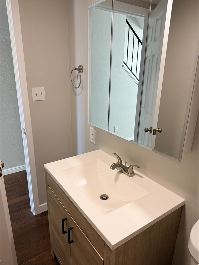 Building Photo - 1327B 9th W Ave