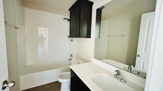 Building Photo - 180 Onna St