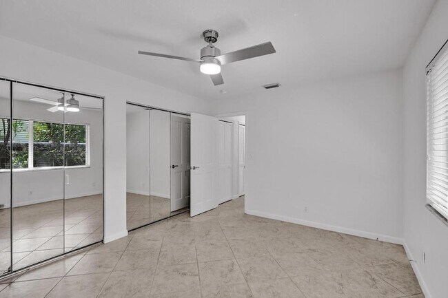 Building Photo - 1418 NE 56th Ct