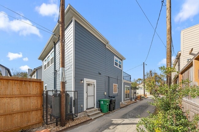 Building Photo - 202 E 7th St